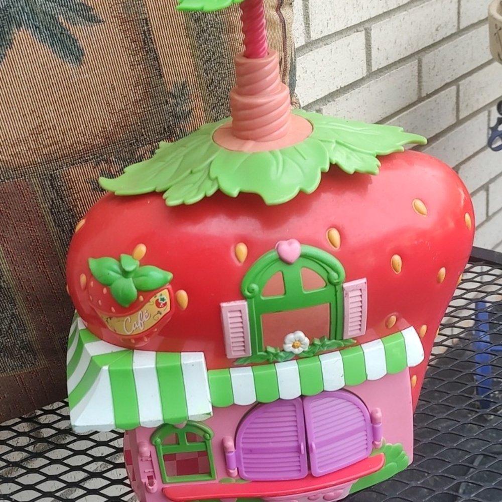 CagelStrawberry Shaped Playhouse Toy - Picture 3 of 6